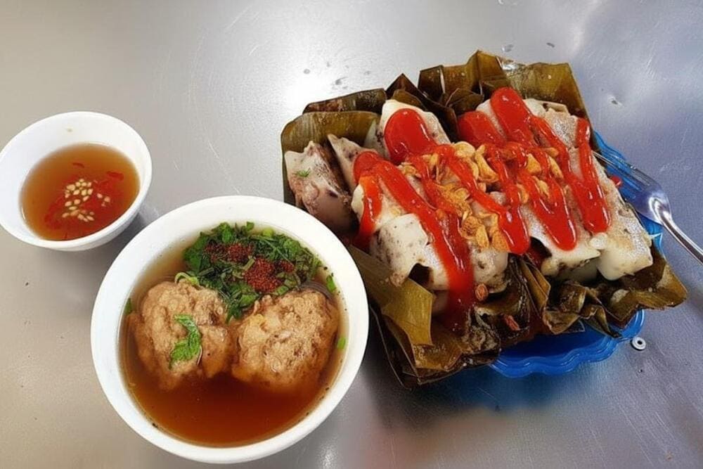 Bánh bèo Hải Phòng được bọc trong lá chuối mang đến hương vị đặc trưng.